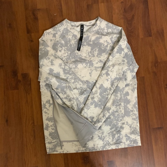 Brand new lulu lemon long sleeve t-shirt, never worn. - Picture 3 of 4